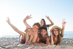 grupo de amigos teniendo divertido en el playa foto