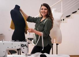 costurera trabajos a nuevo ropa oficial por un cliente en un tienda foto