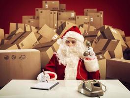 Papa Noel claus es Listo a escucha todas orden de regalos para Navidad foto