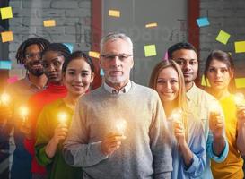 trabajo en equipo y lluvia de ideas concepto con empresarios ese compartir un idea con un lámpara. concepto de puesta en marcha foto