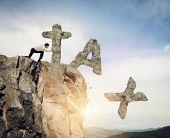 hombre de negocios lanza apagado el montaña el palabra impuesto hecho de pesado rock foto