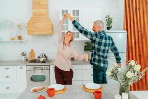 marido y esposa danza a hogar durante desayuno foto