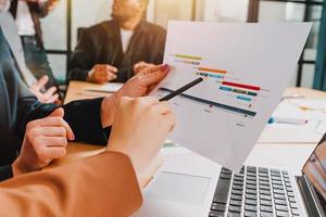 grupo de negocio personas tener un reunión acerca de empresa estadísticas foto