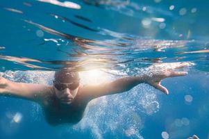 deportivo hombre nada rápido en el mar foto