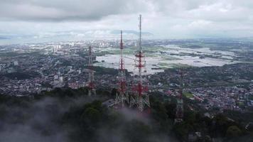 Antenne umgeben das Telekommunikation Turm im niedrig Wolke beim oben video