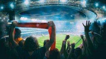 fútbol americano escena a noche partido con con aplausos aficionados a el estadio foto