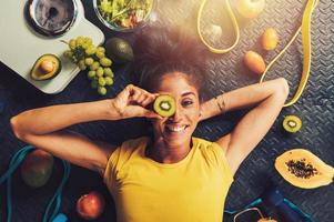 contento mujer comer sano y trenes en el gimnasio foto