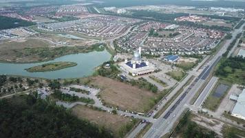 abdullah rahim moschea vicino lago. video