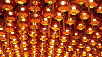 kleurrijk rood lantaarn Bij tempel video