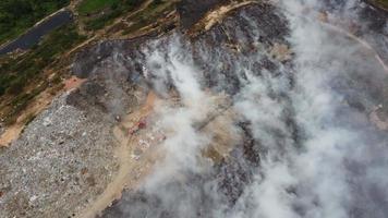 antenne visie rook vrijlating van brandend van vuilnis dump plaats video