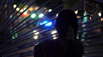 une femme à le clôture avec police voiture LED à Contexte video