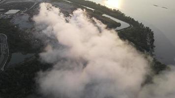 aérien vue Feu brûlant à des ordures déverser site dans soir Soleil video