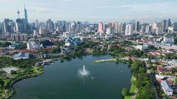 aereo Visualizza verde lussureggiante scenario di Fontana a taman tasik titiwangsa con sfondo di kl edificio video