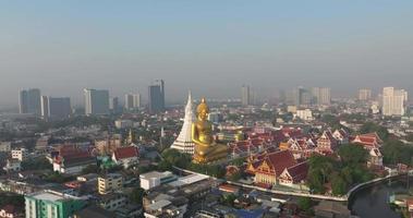 a aéreo Visão do a gigante Buda e pagode às wat Paknam phasi charoen têmpora, a a maioria famoso turista atração dentro Bangkok, Tailândia video