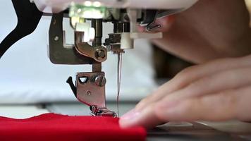 de cerca de un costurera utilizando coser máquina para haciendo ropa. video