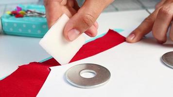 vrouw kleermaker of naaister markering stoffen met krijt gebruik makend van geklets. kleren ontwerpen en naaien concept. video