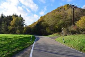 estrecho país la carretera durante otoño foto