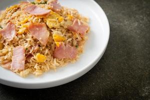 tocino, jamón, arroz frito en un plato foto