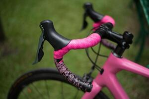 Free photo pink bike leaning on park bench