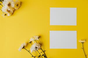 blanco tarjeta en oscuro amarillo antecedentes con flores foto