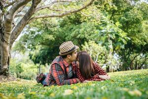 romántico joven Pareja sentado en jardín foto