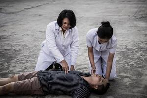 emergencia cpr en un hombre, enfermero tratar a proceso resucitación foto