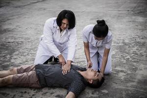 emergencia cpr en un hombre, enfermero tratar a proceso resucitación foto