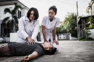 emergencia cpr en un hombre, enfermero tratar a proceso resucitación foto