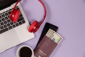 foto electrónico dispositivos a escucha a música y un taza de café