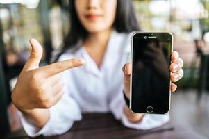 mujer con smartphone foto