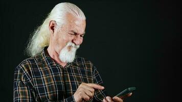 antiguo hombre haciendo vídeo llamada en el teléfono foto