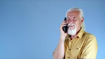 el blanco peludo antiguo hombre negociaciones en el Teléfono móvil foto