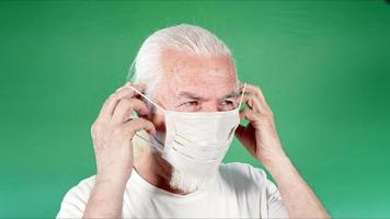 antiguo hombre es vistiendo máscara para proteccion desde virus foto