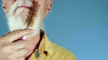 el antiguo hombre peinada su blanco barba foto