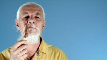 el antiguo hombre peinada su blanco barba foto