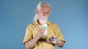 antiguo blanco peludo hombre es contando dinero foto