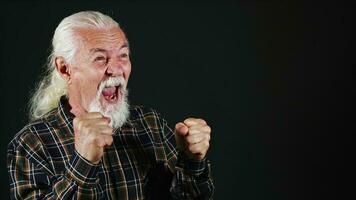 el antiguo hombre es acecho alguna cosa emoción foto