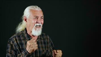 el antiguo hombre es nervioso acerca de alguna cosa él es acecho foto