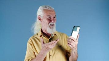 antiguo hombre haciendo vídeo llamada en el teléfono foto