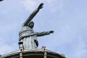 Indonesia toraja Jesús Cristo estatua. situado en el montaña con hermosa puntos de vista foto