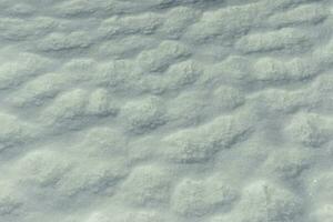 textura de la nieve de primavera. capa de hielo detalles de la naturaleza invernal. foto