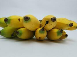 maduro bananas son amarillo en un blanco antecedentes foto