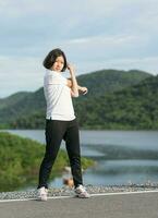 mujer de pelo corto haciendo ejercicio al aire libre foto