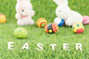 juguetes de conejito y huevos de pascua con texto foto