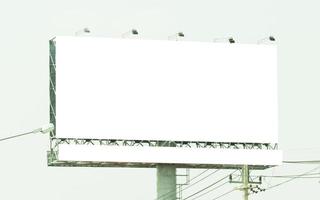 cartelera blanco para al aire libre publicidad póster a azul cielo. foto