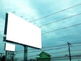 cartelera blanco para al aire libre publicidad póster a azul cielo. foto