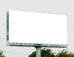 cartelera blanco para al aire libre publicidad póster a azul cielo. foto