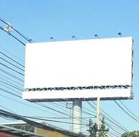 cartelera blanco para al aire libre publicidad póster a azul cielo. foto