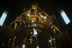 dorado candelabro en templo. interior de iglesia. hermosa objeto. foto