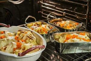 repollo rollos con salmón, zanahorias y salsa son horneado en el horno. francés receta foto